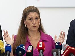 Tisková konference ministryn spravedlnosti E. Decroix a námstk K. Dvoáka a...