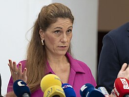 Tisková konference ministryn spravedlnosti E. Decroix a námstk K. Dvoáka a...