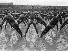 Vystoupení armády za prudkého det, který se snesl na strahovský stadion....