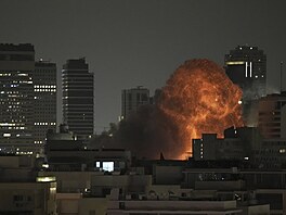 Výbuch po dopadu íránské rakety v izraelském Tel Avivu. (16. ervna 2025)
