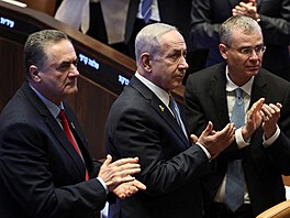 Izraelský premiér Benjamin Netanjahu, ministr obrany Jisrael Kac a ministr...