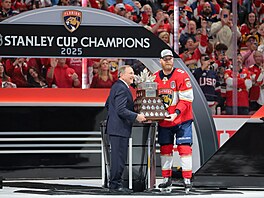 Sam Bennett dostává od éfa NHL Garyho Bettmana Conn Smythe Trophy pro...