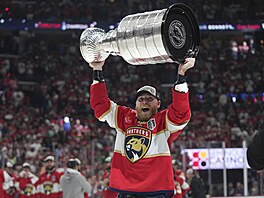 Kanadský úto�ník Sam Bennett slaví se Stanley Cupem.