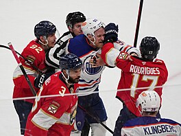 Corey Perry v obleení Tomáe Noska a Evana Rodriguese z Floridy.