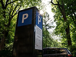 Jeden z totem nového parkovacího systému v Jablonci.