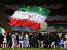Írán�tí fotbalisté oslavují postup na mistrovství sv�ta 2026.