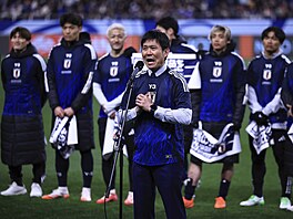 Japon�tí fotbalisté v �ele s trenérem  Had�imem Morijasuen oslavují postup na...