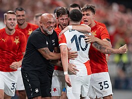 Slávistický kustod Milan eský (v erném) se spolen s hrái raduje z gólu pi...