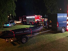 Policisté a hasii od nedlního veera hledají v ece devítiletou dívku.