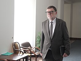 Ministr financí Zbynk Stanjura pichází na jednání vlády (18. ervna 2025)