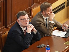 Ministr financí Zbynk Stanjura a ministr vnitra Vít Rakuan ped hlasováním o...