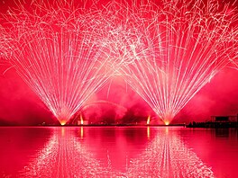 Po dronové show piel na adu první soutní ohostroj letoního roníku v...