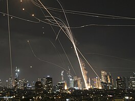 Írán zaútoil raketami na Izrael v odvet na útok idovského státu. Exploze...