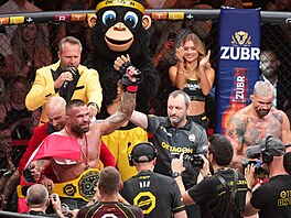 Karlos Vémola porazil v posledním zápasu své profesionální MMA kariéry Attilu...