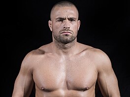 Karlos Vémola v dob, kdy pracoval jako vyhazova v v londýnském baru.