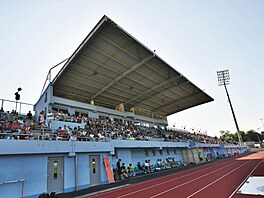 Zaplnná tribuna.