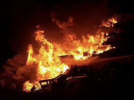U poáru skládky v Benátkách nad Jizerou zasahuje trnáct jednotek hasi. (13....
