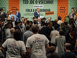 Pedvolební roadshow lídr SPOLU v Praze. Mezi diváky nebyli jen píznivci....