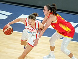 eská basketbalistka Veronika Voráková (vlevo) se s míem tlaí k...