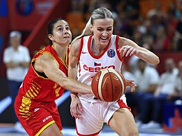 eská basketbalistka Petra Holeínská (vpravo) faulovaná v zápase s ernou...