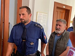 Ptasedmdesátiletý Jií Chmelarík u Krajského soudu v Plzni. elí obvinní z...