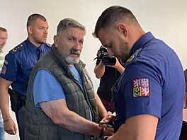 Jií Chmelarík dostal u Krajského soudu v Plzni za vradu mue na lesní cest...