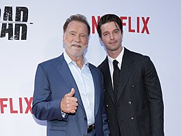 Arnold Schwarzenegger a Patrick Schwarzenegger v Los Angeles na premié�e druhé...