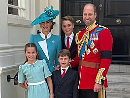 Princezna Charlotte, princezna Kate, princ Louis, princ George a princ William...