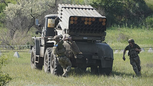 Donck oblast. Pslunci ukrajinsk 30. mechanizovan brigdy pl z raketometu Grad. (3. ervna 2025)