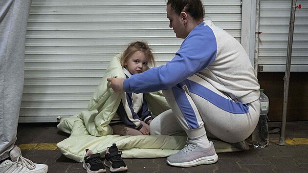 Obyvatel Kyjeva se skrvaj v metru ped ruskmi vzdunmi toky. (10. ervna 2025)