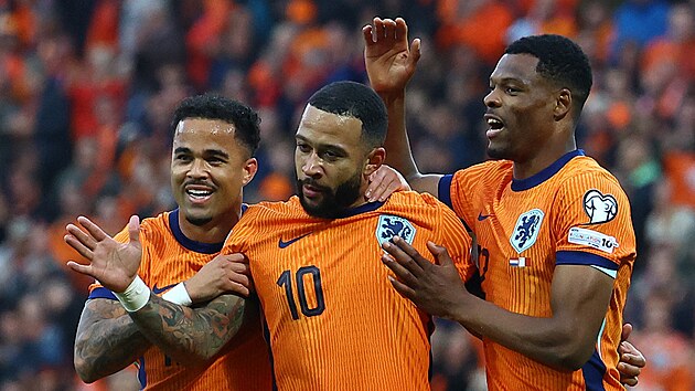 Autor gólu Memphis Depay (10) oslavuje se spoluhrá�i Justinem Kluivertem a...