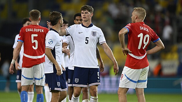 Charlie Cresswell (5) a James McAtee oslavuj vhru Anglie nad eskem. Pihl Karel Spil.