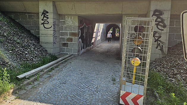 V tchto dnech zanaj stavbai opravovat i vstup do blzkho pochodu do Myslnovy ulice jin od krlovopolskho ndra. Aby eleznii msto nemuseli pln uzavt a prodlouit lidem dochzkovou vzdlenost nhradn trasou, dohodli se na vytvoen zenho prchodu s ochrannou konstrukc.