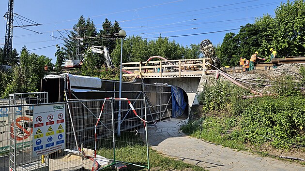 Stavbai zaali opravovat i vstup do blzkho podchodu jin od krlovopolskho ndra. Aby eleznii msto nemuseli pln uzavt a prodlouit lidem dochzkovou vzdlenost nhradn trasou, dohodli se na vytvoen zenho prchodu s ochrannou konstrukc.