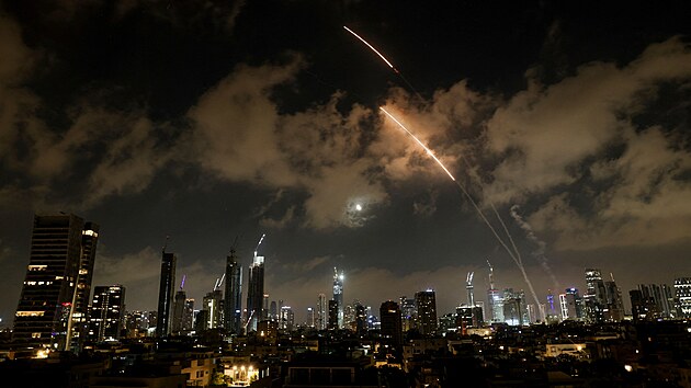 Izraelský protivzdušný systém sestřeluje íránské rakety nad Tel Avivem. (18. června 2025)