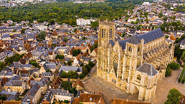 Pohled na francouzsk msto Bourges s jeho katedrlu zapsanou na seznamu svtovho ddictv UNESCO