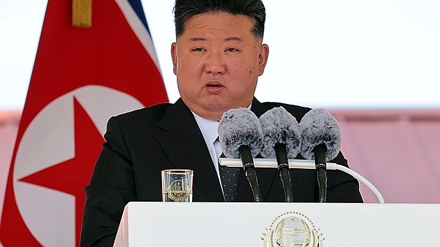 Slavnostn� spu�t�n� severokorejsk�ho torp�doborce pot�, co lo� pro�la opravami. Ceremoni�lu se z��astnil tak� v�dce Kim �ong-un. (12. �ervna 2025)