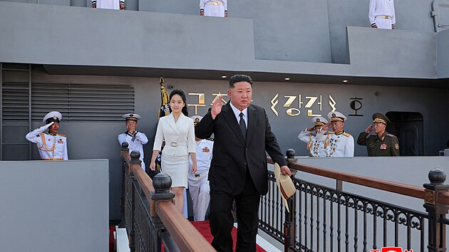 Slavnostn sputn severokorejskho torpdoborce pot, co lo prola opravami. Ceremonilu se zastnil tak vdce Kim ong-un. (12. ervna 2025)