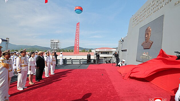 Slavnostn sputn severokorejskho torpdoborce pot, co lo prola opravami. Ceremonilu se zastnil tak vdce Kim ong-un. (12. ervna 2025)