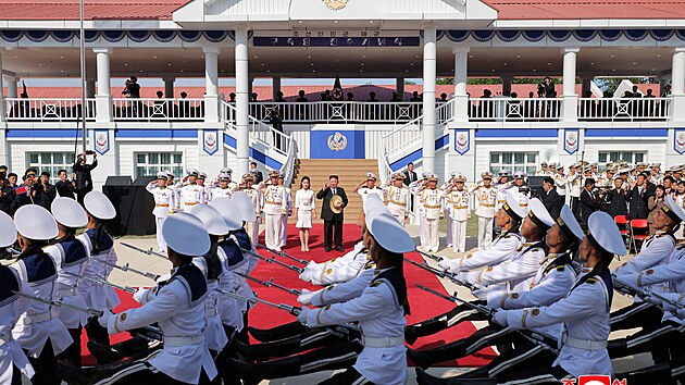 Slavnostn sputn severokorejskho torpdoborce pot, co lo prola opravami. Ceremonilu se zastnil tak vdce Kim ong-un. (12. ervna 2025)