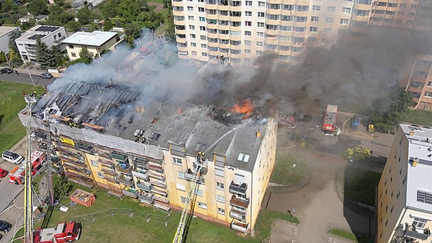 Por stechy bytovho domu v brnnskch Chrlicch (11. ervna 2025)