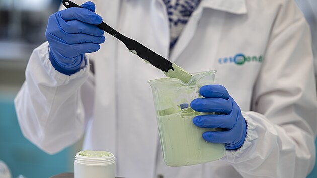 Vroba v brnnsk firm Cosmonde, kter je nejvtm vrobcem kosmetiky v esku i na Slovensku. (erven 2025)