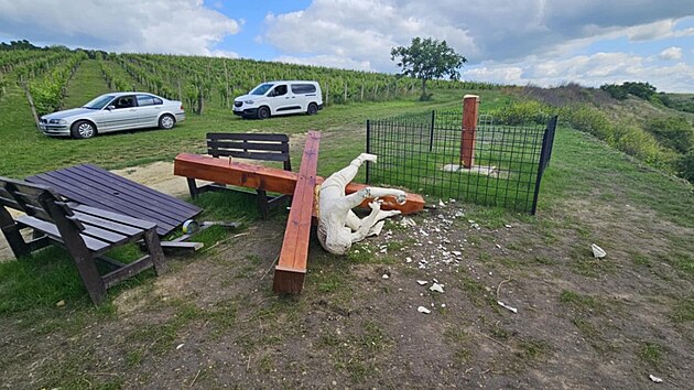 Znien socha da na Frankovku nedaleko Velklch Pavlovic. Znzorovala Jee s pohrkem vna. (17. ervna 2025)
