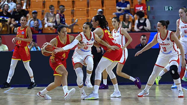 �eská basketbalistka Eli�ka Hamzová (uprost�ed v bílém) b�hem úvodního zápasu...
