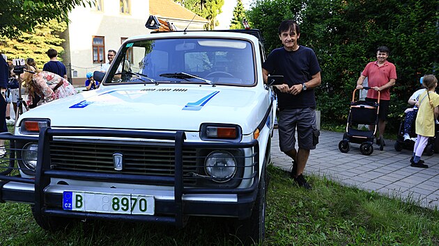 Pavel opf s modelem automobilu Lada Niva, stejnm, jak figuruje ve slavnm serilu Nvtvnci. (12. ervna 2025)