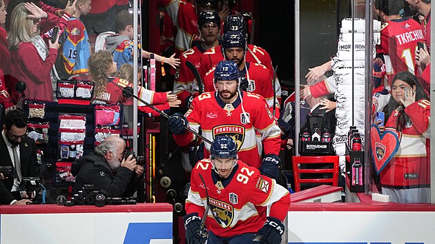 Tom Nosek (92) nastupuje se spoluhri z Florida Panthers ke tetmu duelu finlov srie NHL proti Edmonton Oilers.