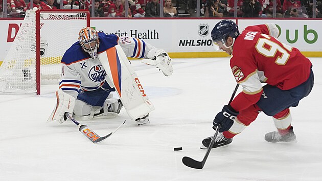 Tom Nosek z Florida Panthers ped brankem Stuartem Skinnerem z Edmonton Oilers ve tetm finle NHL.