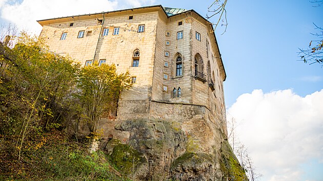 D�ra do pekla. Hrad Houska je rozhodn� nejprofl�knut�j�� stra�ideln� objekt v �esku. �V roce 888 se p�i hlouben� z�klad� otev�ela d�ra, ze kter� se vyhrnula hovada pekeln�, pololid�, polozv��ata,� vypr�v� p�i prohl�dce hradu pr�vodce.