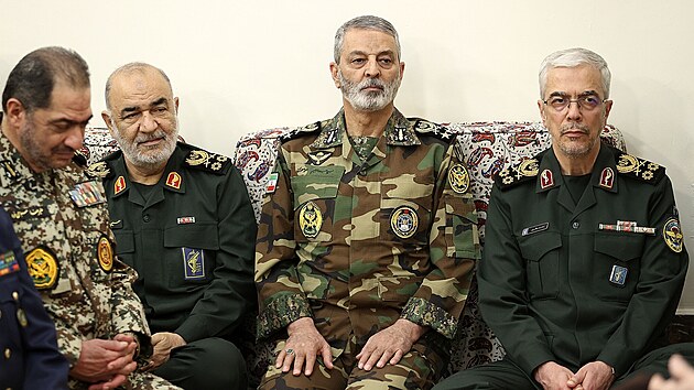 Na snmku z 21. dubna 2024 je vrchn velitel Sboru islmskch revolunch gard Hosejn Salm (druh zleva), nelnk rnskho generlnho tbu Mohammad Bagher (vpravo) a vrchn velitel rnsk armdy Abdolrahm Msv (druh zprava) na setkn v rezidenci nejvyho rnskho vdce Alho Chameneho.