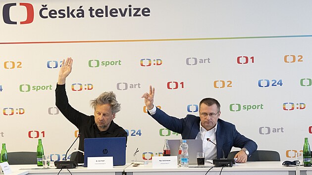 Pedseda Rady T Karel Novk (vpravo) a mstopedseda Ivan Tesa pi schvalovn programu schze, na kter radn zahjili volbu novho generlnho editele. (11. ervna 2025)